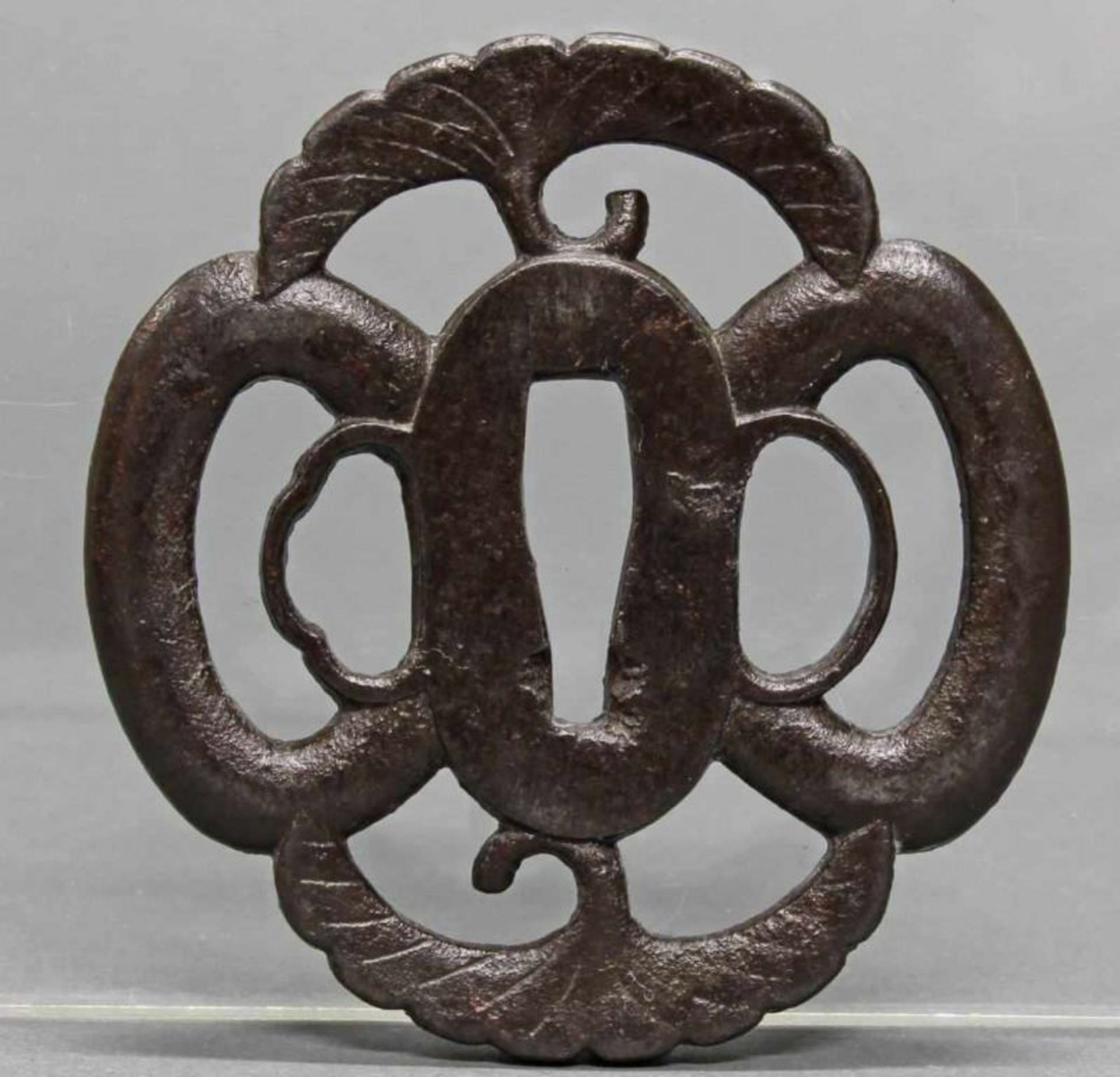 Tsuba, Japan, 19. Jh., Eisen, Mokkô-Form, durchbrochen, Ginkoblätter, 7.2 x 6.9 cm, Altersspuren