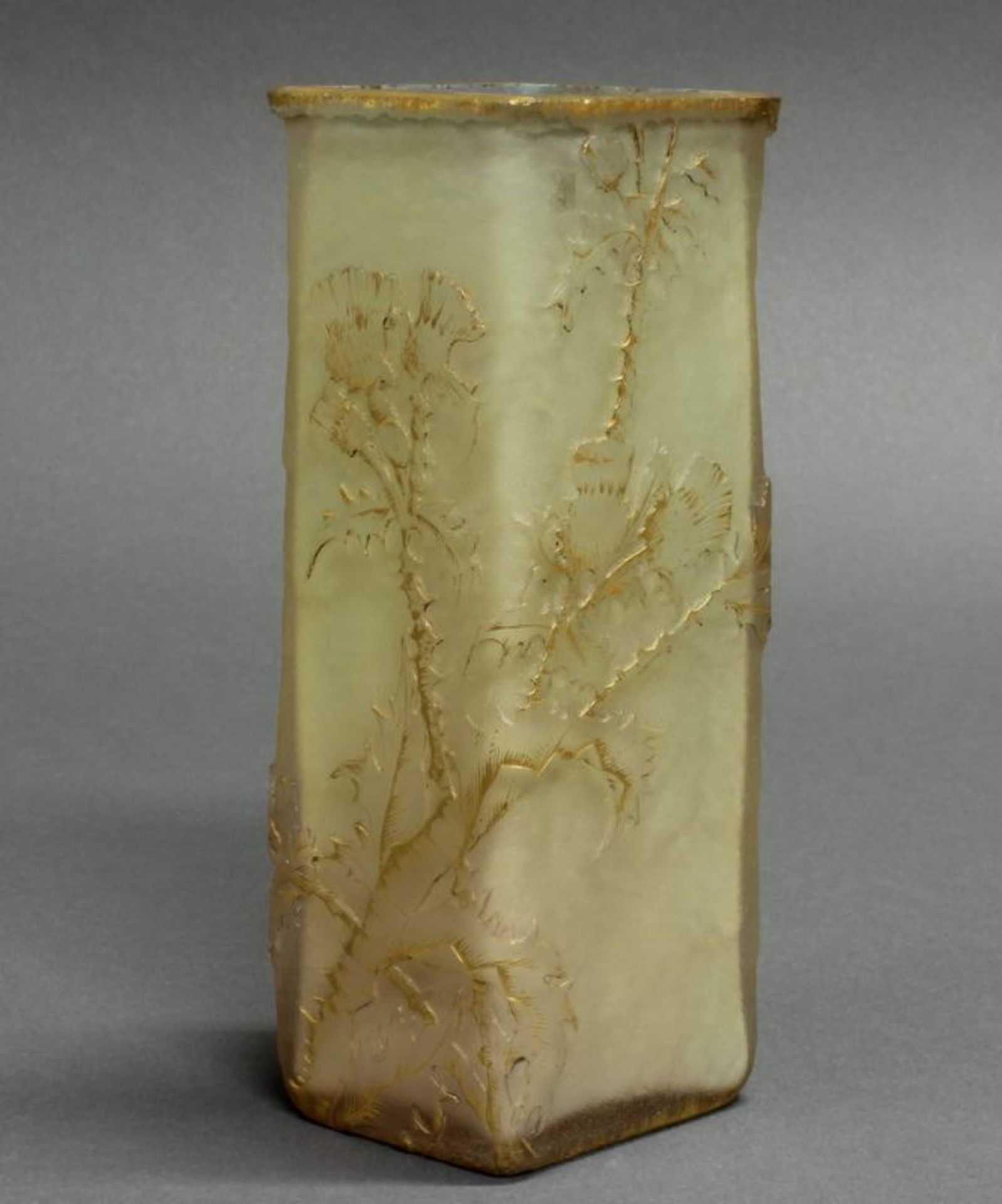 Vase, Daum, um 1900, Glas, goldgehöhte Disteln und Lothringer Kreuz im Relief, crèmefarbener Fond,