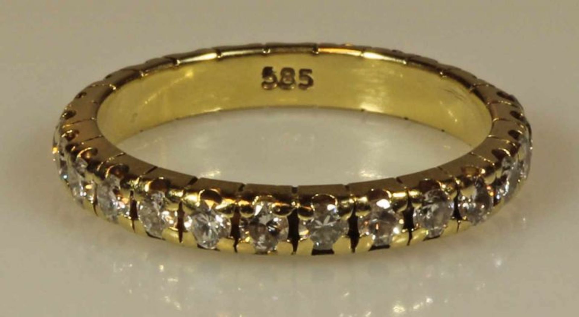 Memoryring, GG 585, 25 Brillanten zus. ca. 0.75 ct., etwa w/vvs, 2.4 g, RM 17 20.00 % buyer's