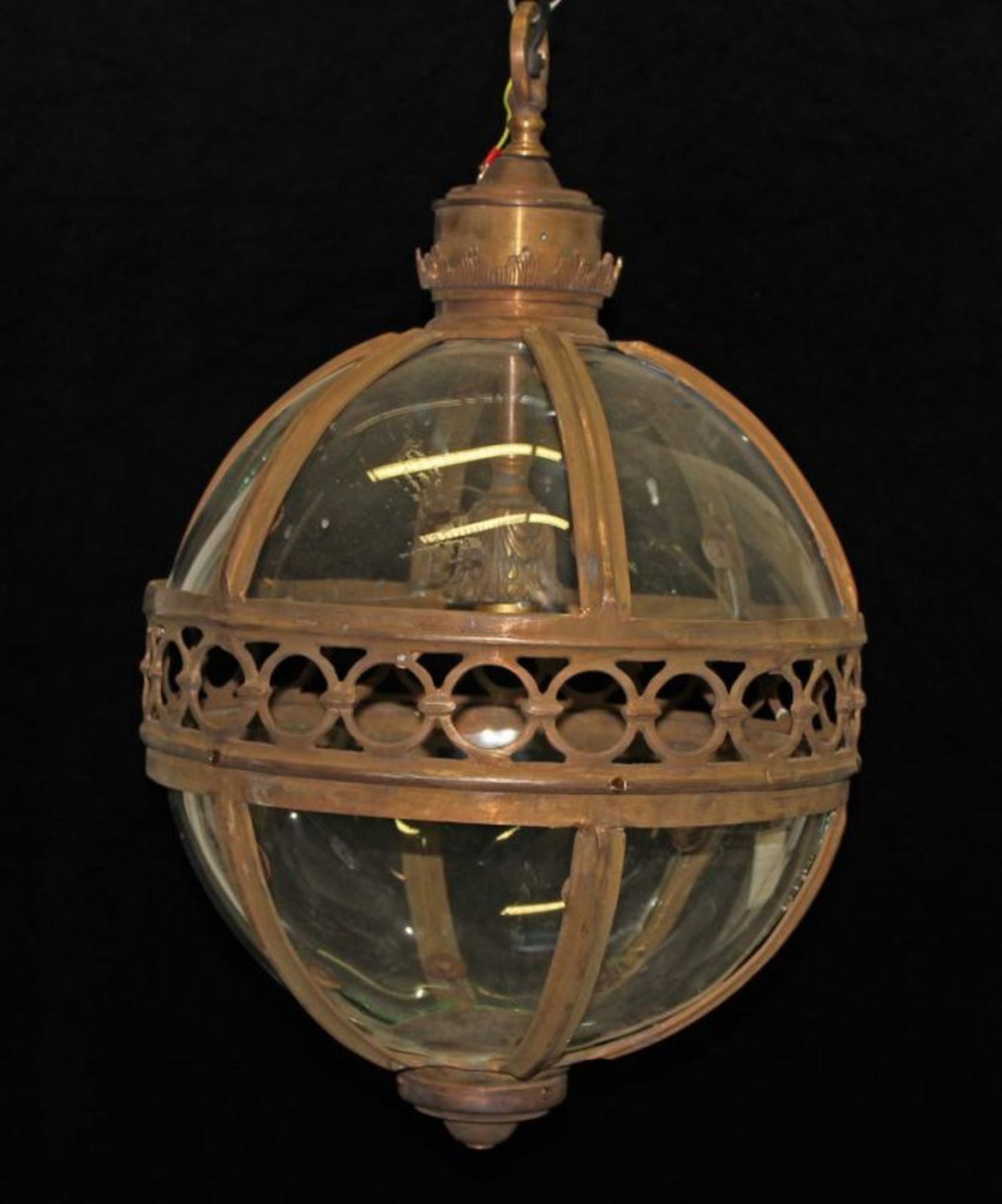 Kugel-Deckenlampe, Bronze, allseitig verglast, offenes Mittelband, einflammig, 65 cm hoch, ø 42 cm