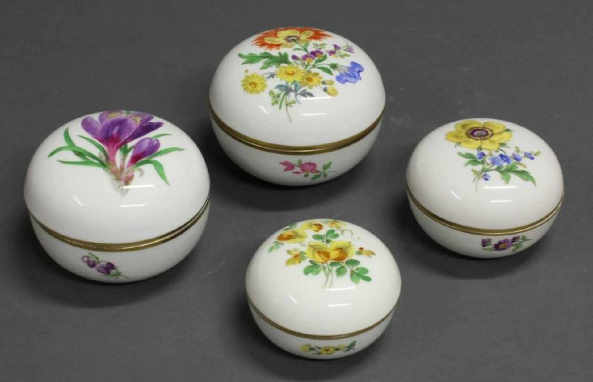 4 Deckeldosen, Meissen, Schwertermarke, meist 2. Wahl, verschiedene Blumendekore, Goldrand, ø 7-9 cm