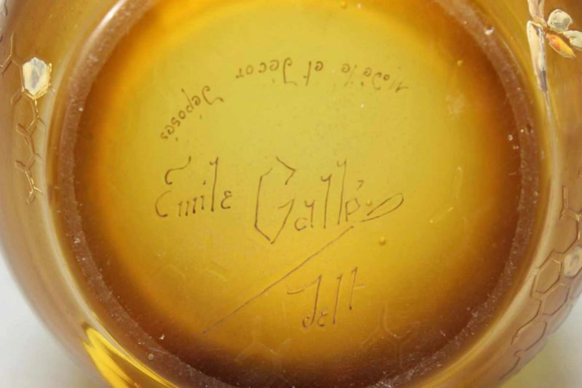 Vase, Emile Gallé, um 1898, honigfarbenes Glas, reliefiert mit Honigwaben, Bienen und - Image 4 of 4