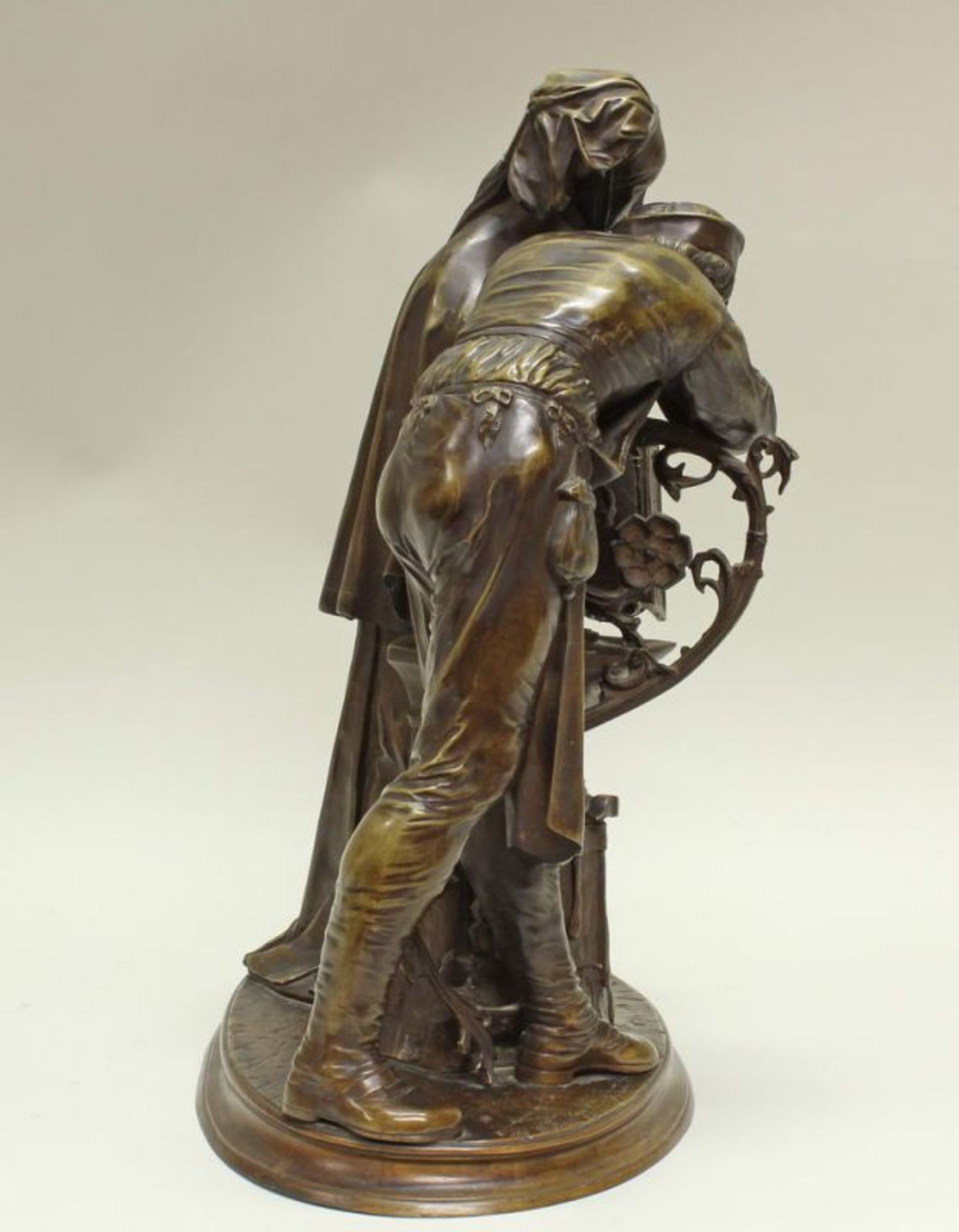 Bronze, "Präsentation des Kunstwerkes", eine Nonne zeigt einem Schmied einen Klappaltar, auf dem - Image 4 of 7