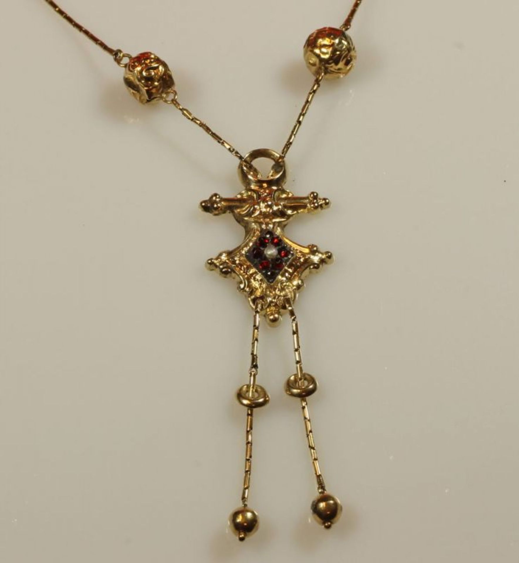 Collier, rückseitig monogrammiert und datiert LA 1872, Schaumgold, Granat, Perle, Collierkette, GG