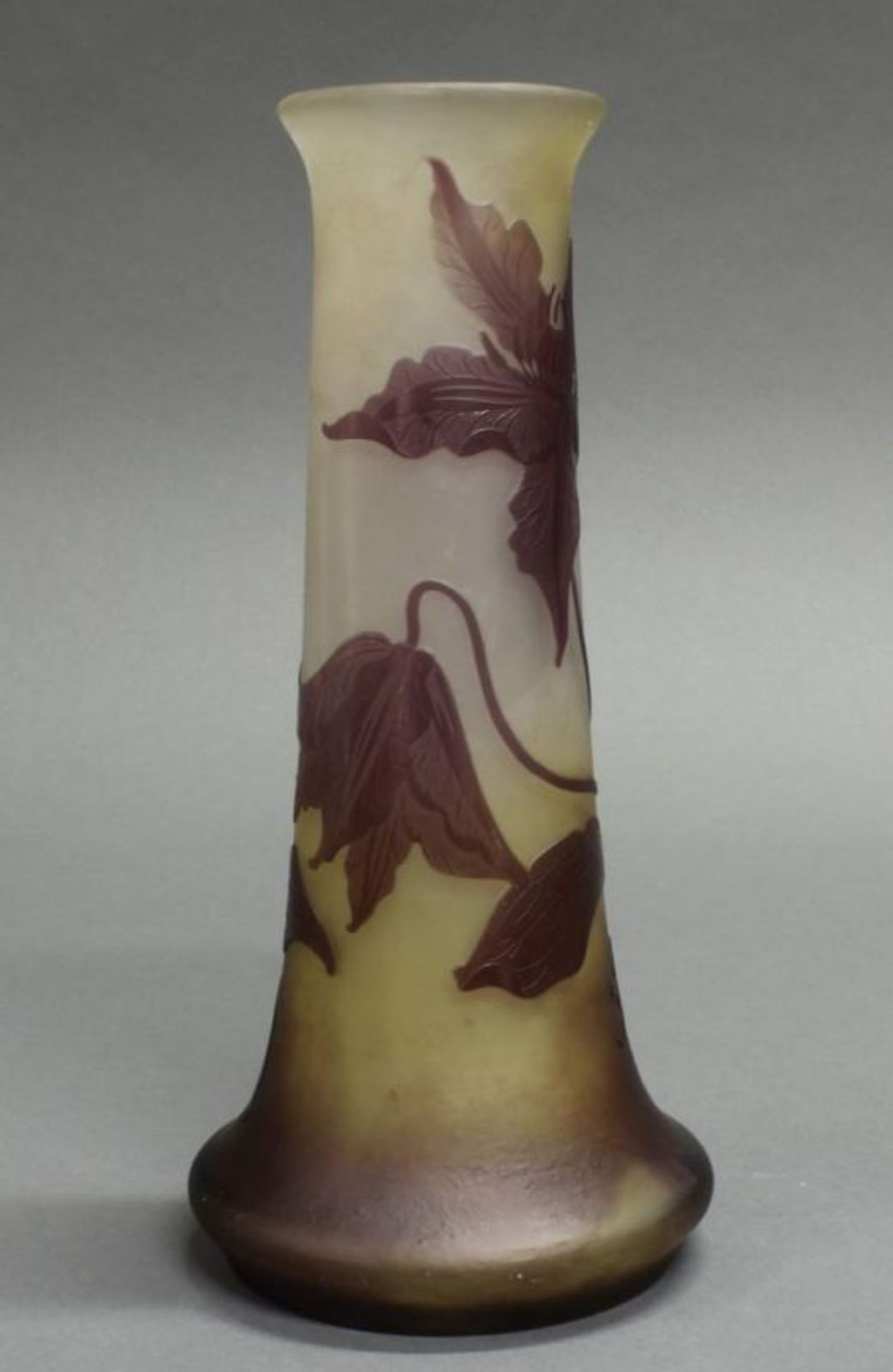 Vase, Emile Gallé, um 1904-1906, Glas, violetter Überfangdekor mit Anemonen auf mattem Grund, - Image 3 of 5