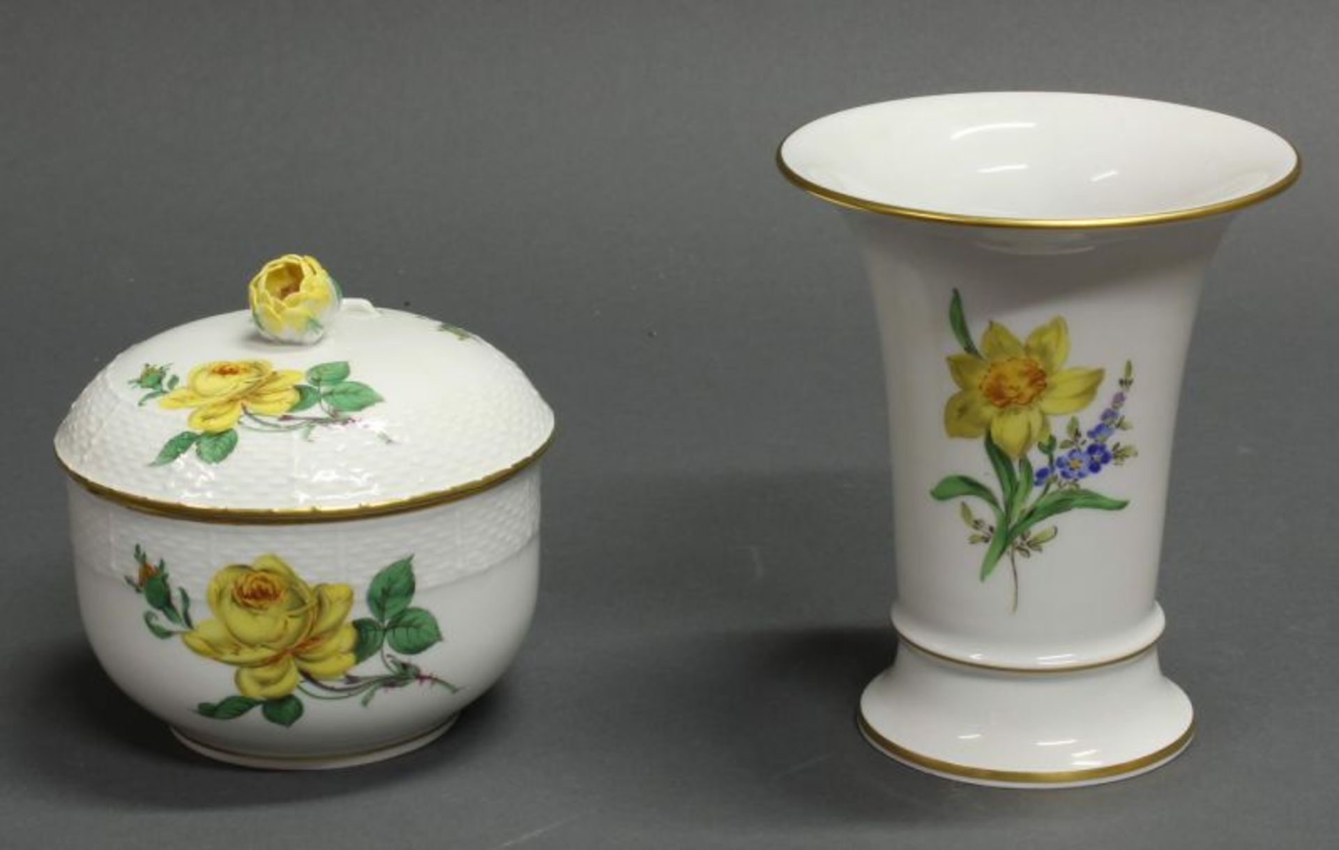 Zuckerdose und Vase, Meissen, Schwertermarke, 2. Wahl, gelbe Rose bzw. Blume 2, 11.5 cm bzw. 14 cm