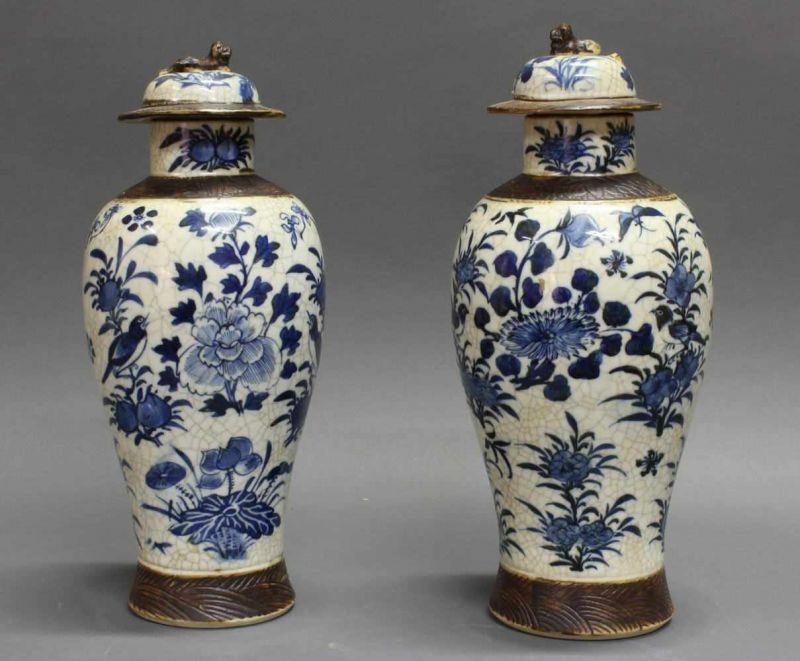 Paar Deckelvasen, China, 19.Jh., Porzellan, Balusterform, Blaudekor mit Blüten und Vögeln auf