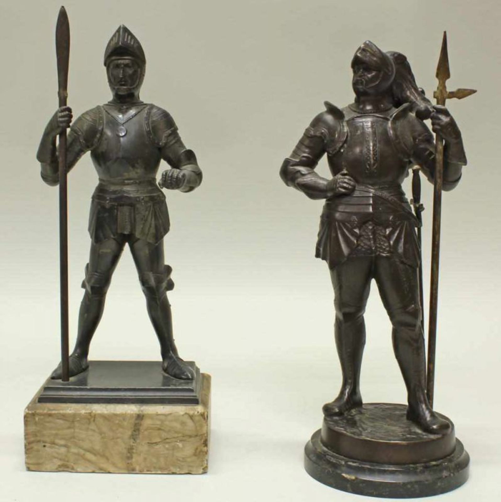 2 Metallfiguren, schwarz patiniert, "Soldaten in Rüstung", jeweils auf Steinsockeln, Gesamthöhe