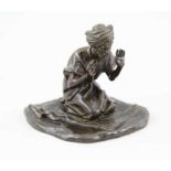 Ferrari, Guiseppe (Italienischer Bildhauer, 1840 - 1905) Figur "Betender Araber", Bronze gegossen,