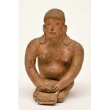 Weibliche Tonfigur, Kniende Frau bei der Arbeit, Inka, wohl 13./14. Jh., Südamerika, rötlich brauner