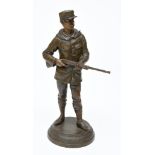 Soldat mit Gewehr, Zinkguß - Skulptur, um 1900, bronziert, Höhe 47,5 cm, 472/146/17
