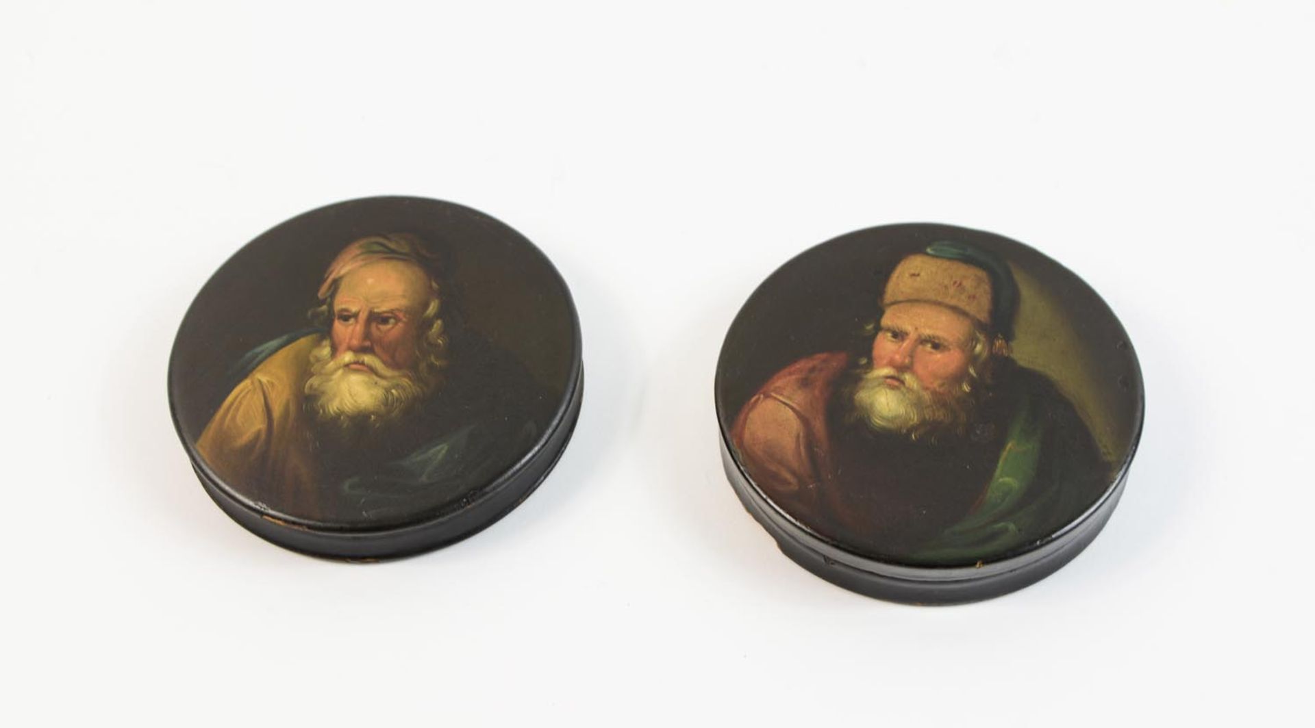 Paar runde DosenIm Stobwasser-Stil, um 1820 - 1840, Papiermaché, Schwarzlack und polychrome Öl-