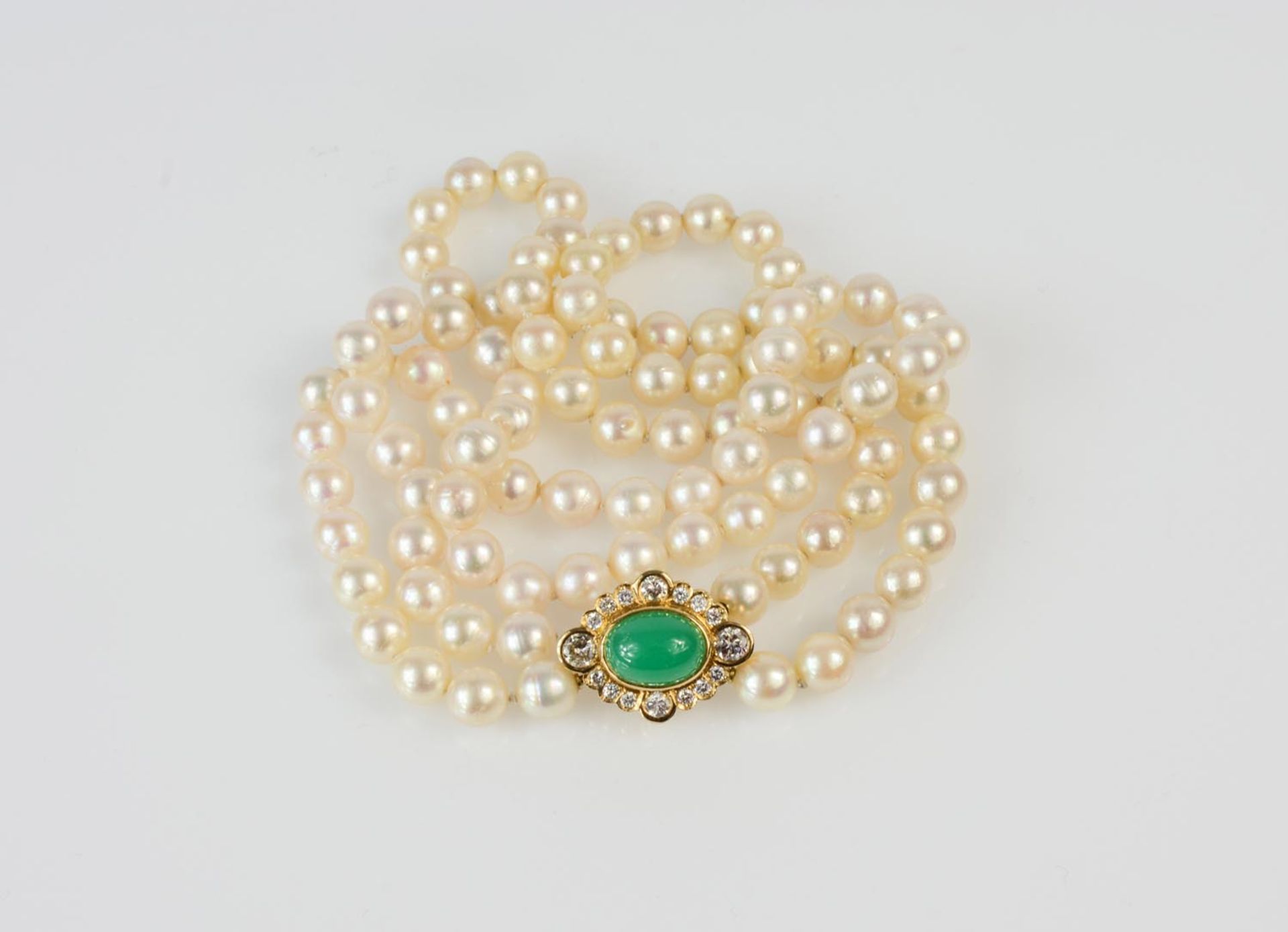 Perlenkette750 Gelbgoldpatentverschluss, zweireihig, frontal besetzt mit einem ovalen