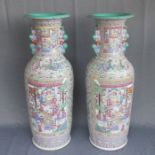 PAAR MONUMENTALER VASEN / pair of vases, Porzellan (ungemarkt), kantonesisch. Breiter Standring,