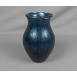 VASE / vase, dickwandiges blaues Glas mit grünen Pulvereinschmelzungen. Balusterform, reliefierte