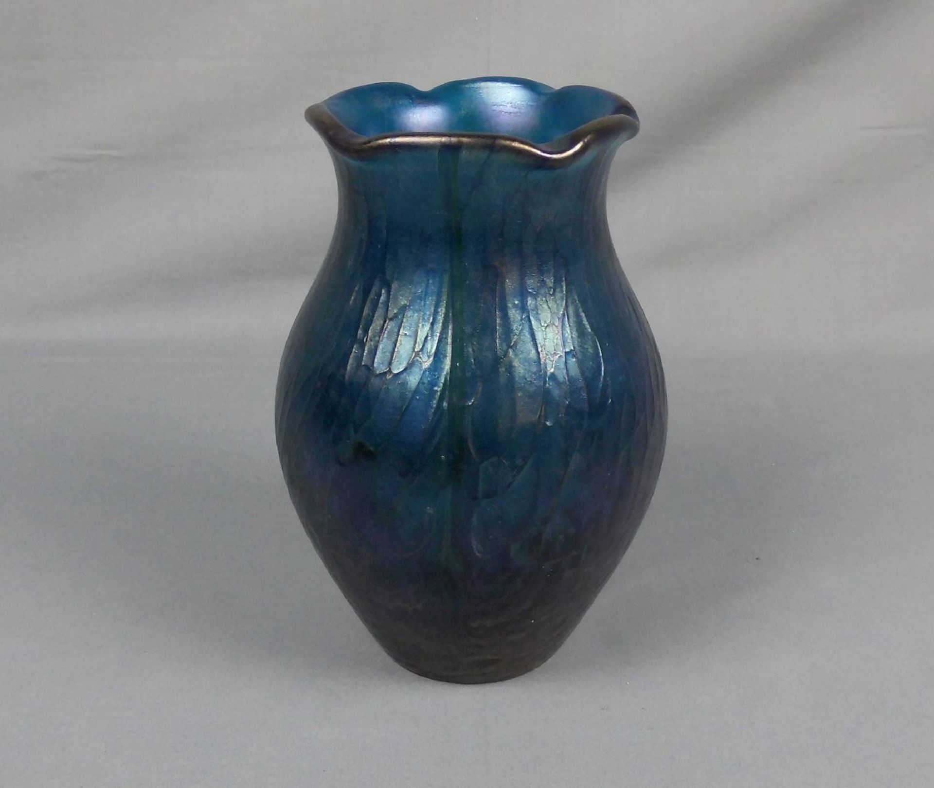 VASE / vase, dickwandiges blaues Glas mit grünen Pulvereinschmelzungen. Balusterform, reliefierte