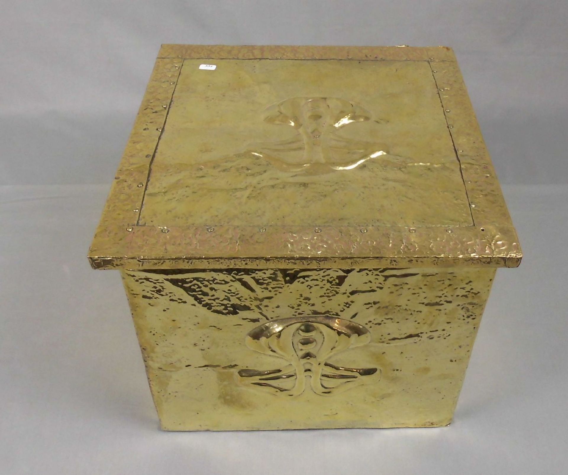 GEFÄSS / SCHATULLE für Kohle und Anfachholz / coal box, Jugendstil, um 1900.; Messing über Holz