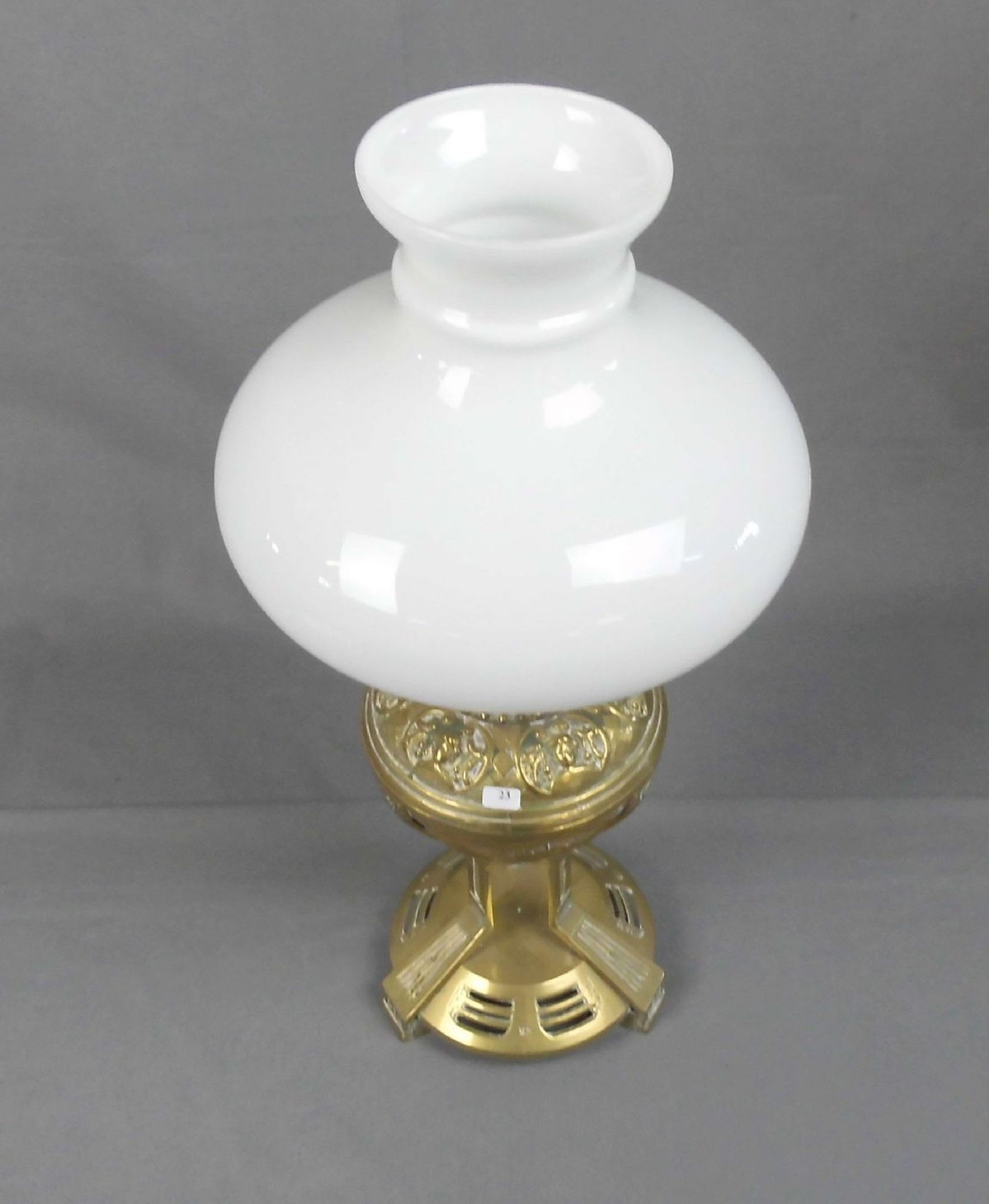 PETROLEUMLAMPE / petrol lamp, Jugendstil, um 1900. Messing und Opalinglaskuppel. Durchbrochener - Image 2 of 3