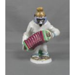 FIGUR / porcelainfigure: "Schopfpavian als Ziehharmonikaspieler", aus der großen Affenkapelle mit