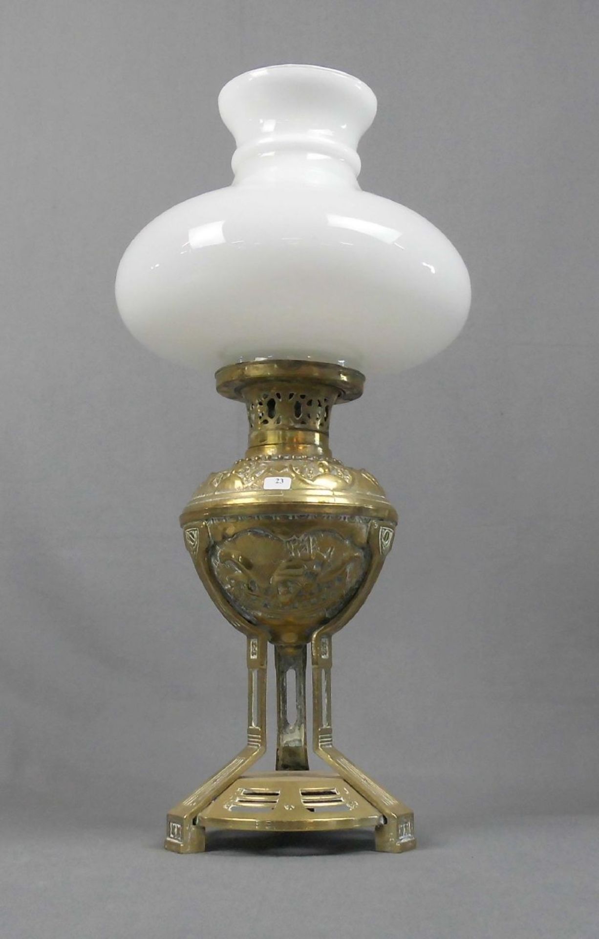 PETROLEUMLAMPE / petrol lamp, Jugendstil, um 1900. Messing und Opalinglaskuppel. Durchbrochener