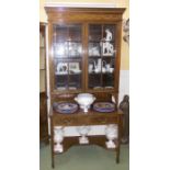 VITRINENSCHRANK / cabinet / vitrine, England, Mahagoni mit hellen Fruchtmarketerien, dreiteilig,