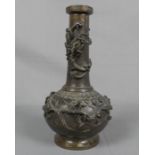 VASE / LANGHALSVASE / vase, Bronze, hellbraun patiniert, China (ungemarkt). Gekehlter Rundstand,