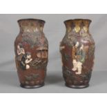 PAAR VASEN / pair of vases, Keramik, Japan. Balusterform mit reliefierter Wandung: Figuren im