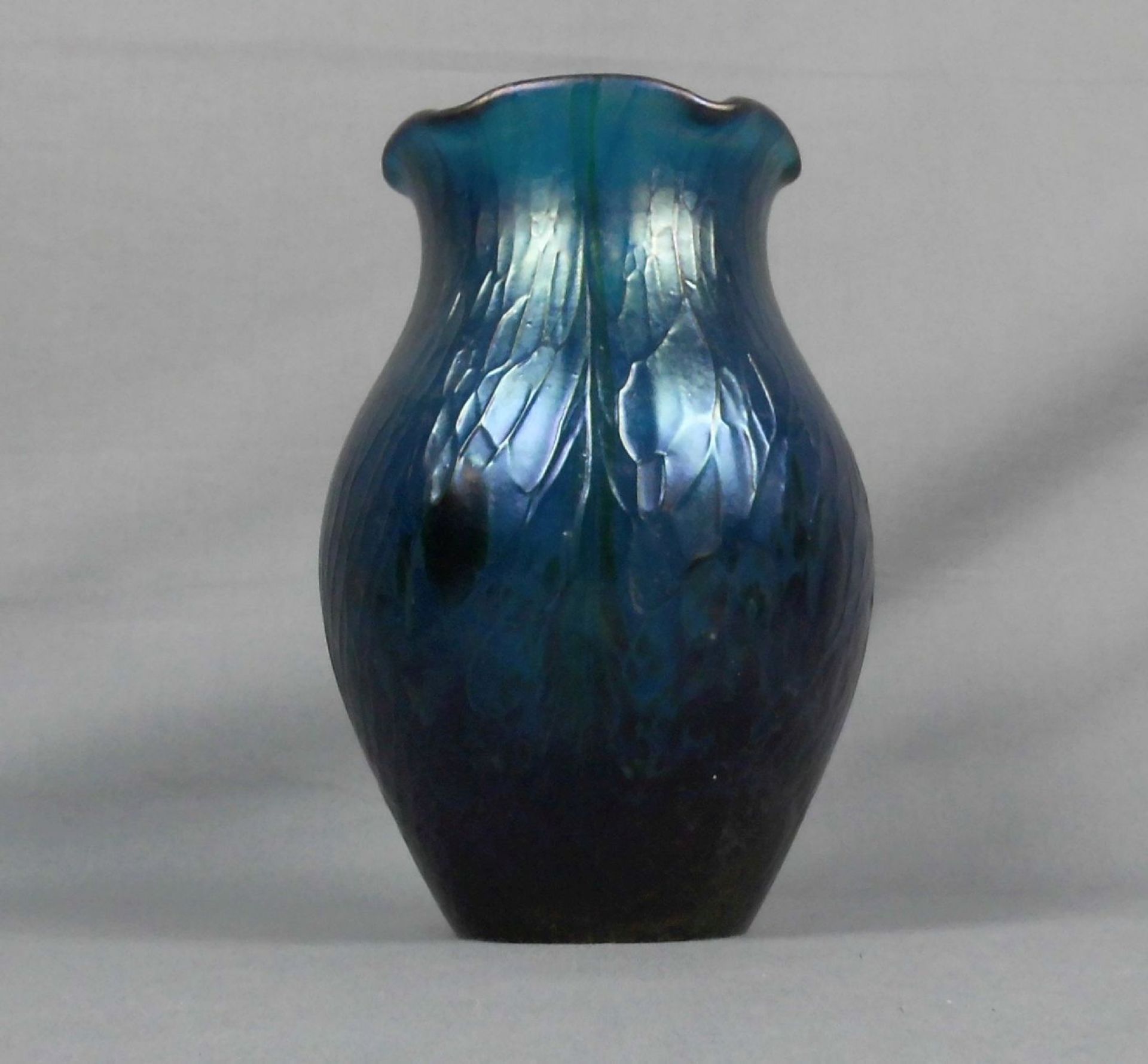 VASE / vase, dickwandiges blaues Glas mit grünen Pulvereinschmelzungen. Balusterform, reliefierte - Image 2 of 3