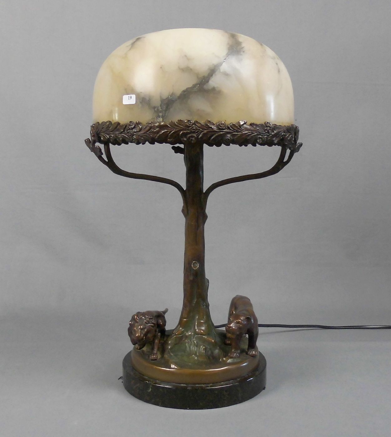 FIGÜRLICHE LAMPE: "Löwenpaar unter einem Baum" / lamp with lions, um 1900. Bronze auf Marmorstand,