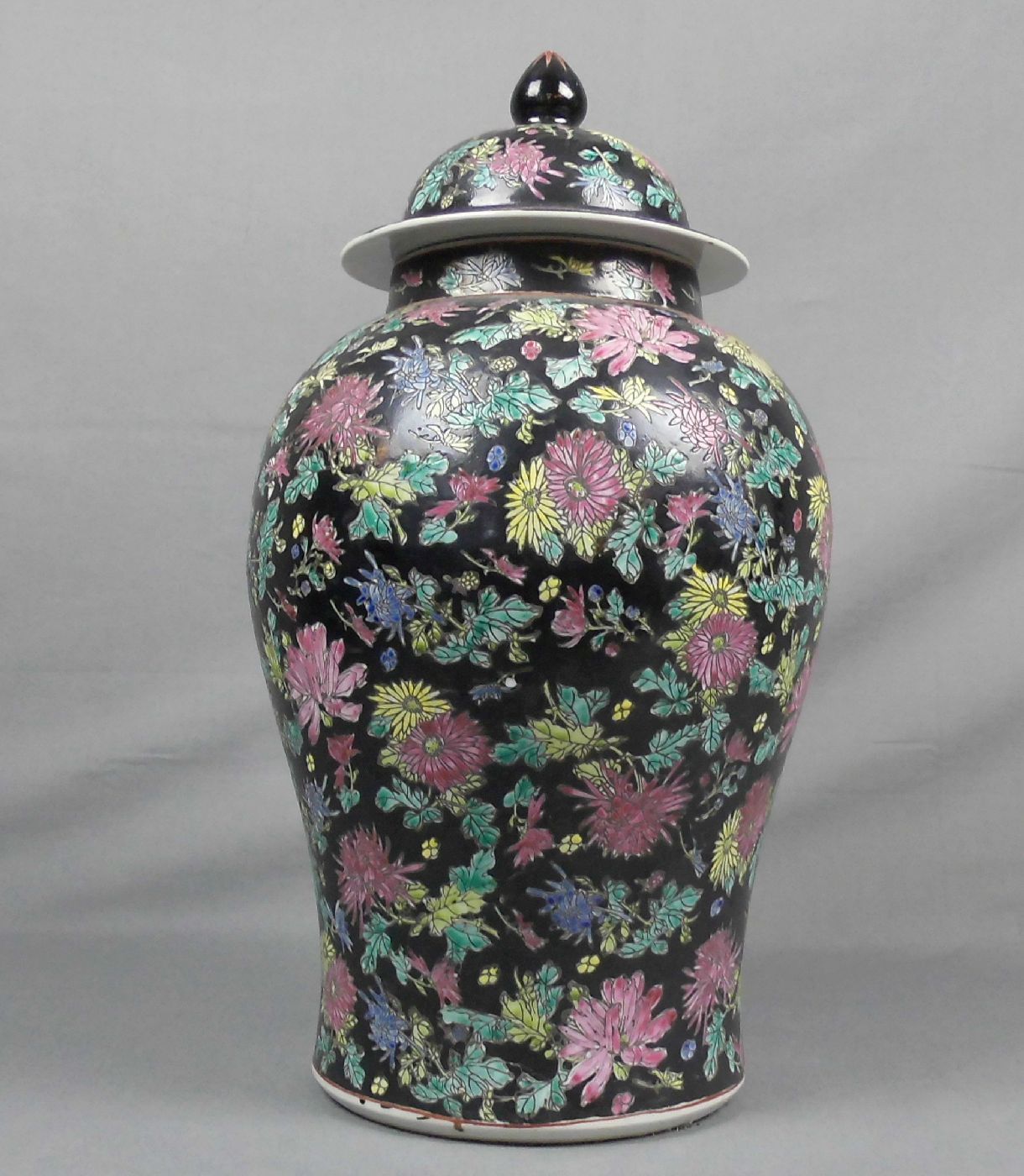 VASE / DECKELVASE / vase, Porzellan, China (ungemarkt), 2. Hälfte 20. Jh.; Balusterform mit