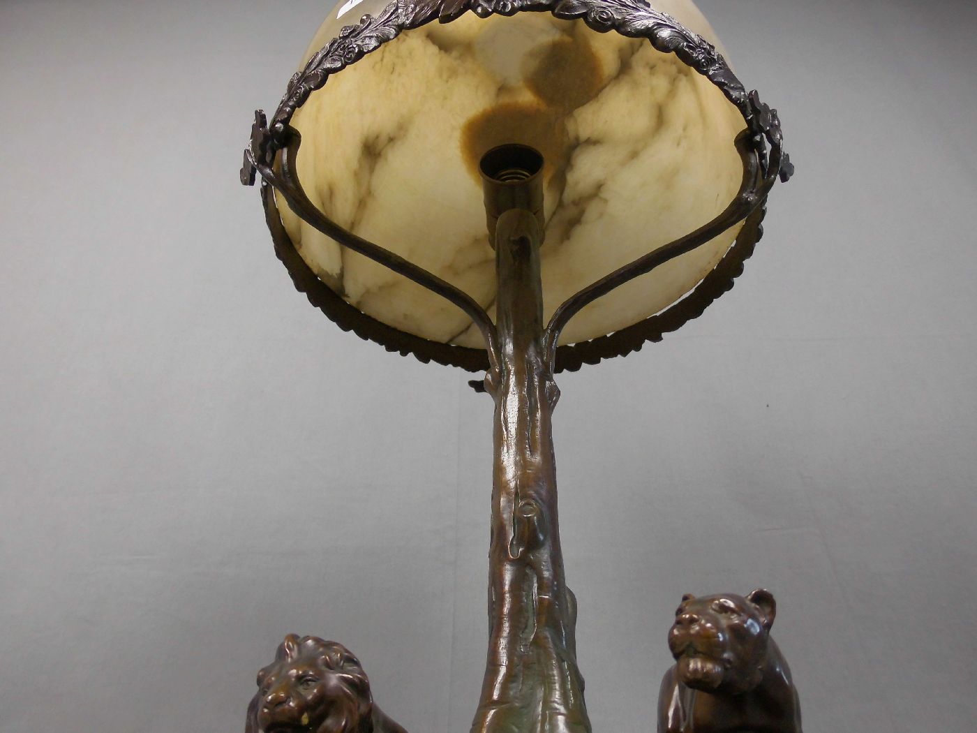 FIGÜRLICHE LAMPE: "Löwenpaar unter einem Baum" / lamp with lions, um 1900. Bronze auf Marmorstand, - Image 4 of 5