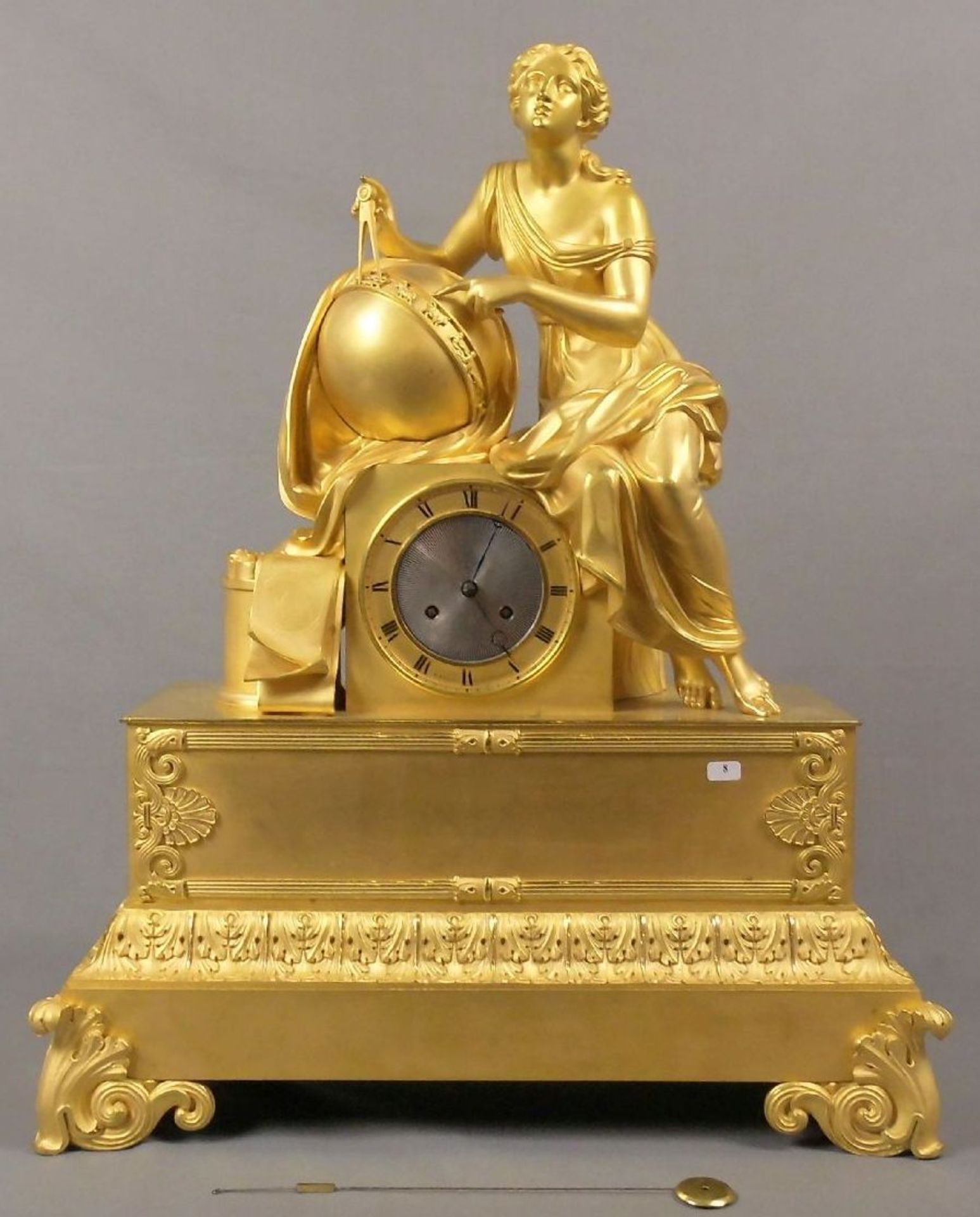 FIGÜRLICHE PRUNK - PENDULE "ALLEGORIE DER ASTRONOMIE" / fire place clock, Empire, Paris um 1820; das