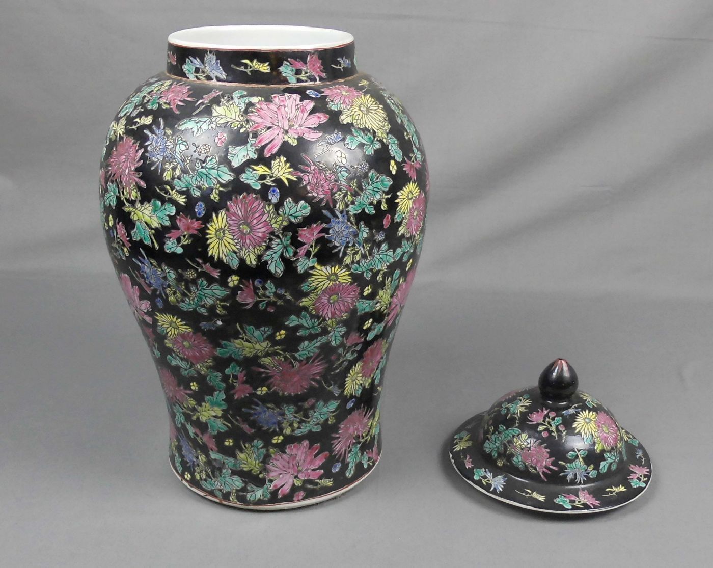 VASE / DECKELVASE / vase, Porzellan, China (ungemarkt), 2. Hälfte 20. Jh.; Balusterform mit - Image 3 of 3