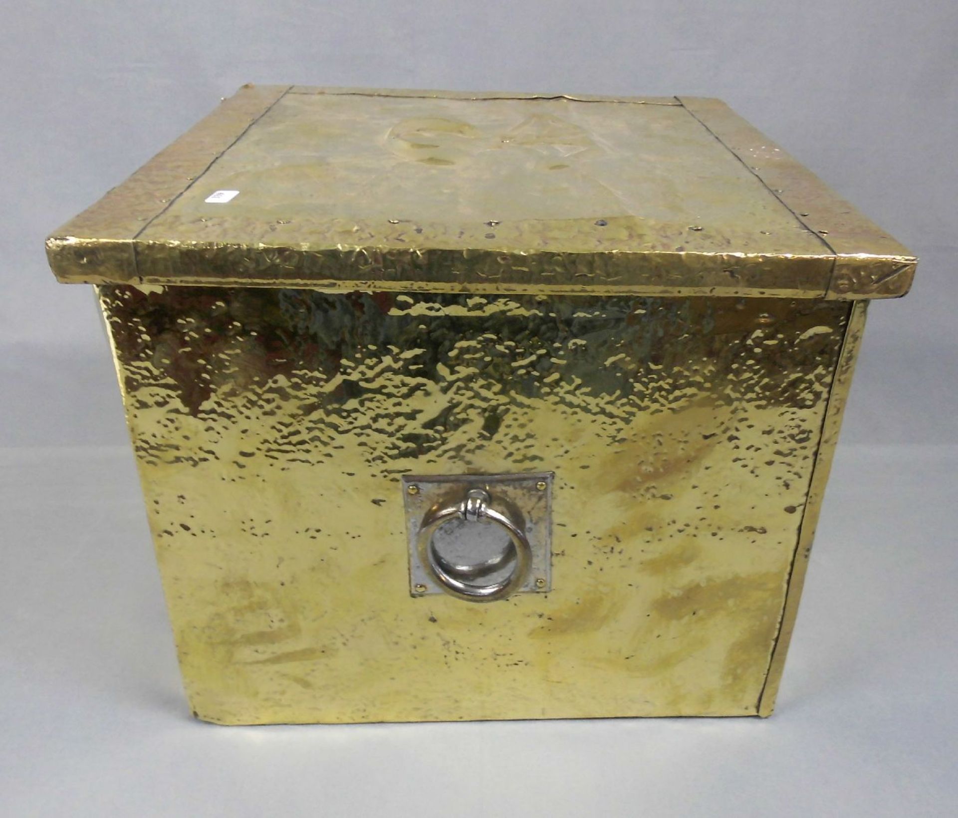 GEFÄSS / SCHATULLE für Kohle und Anfachholz / coal box, Jugendstil, um 1900.; Messing über Holz - Image 4 of 4