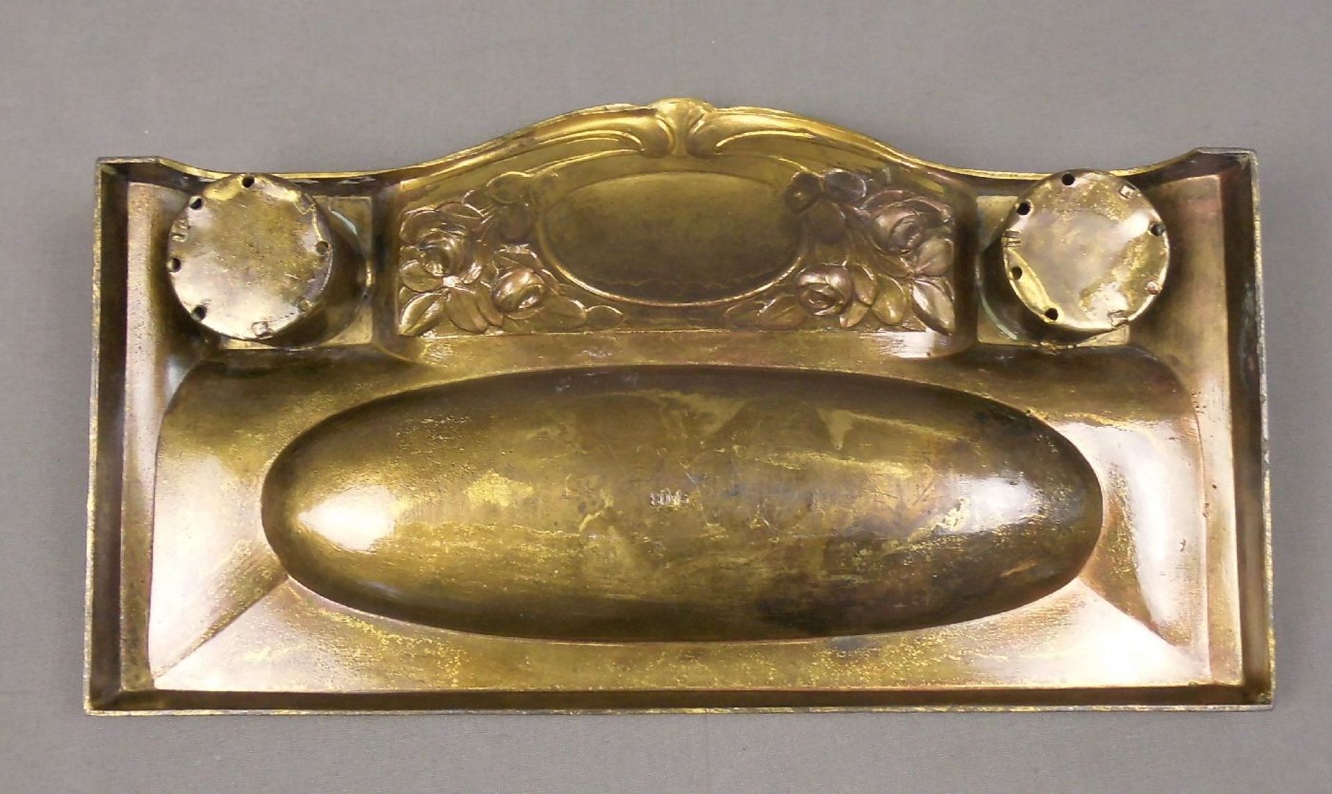 SCHREIBTISCHAUFSATZ / TINTENFASS / inkstand, Messing, Jugendstil, um 1900. Ovale Ablagemulde für - Image 3 of 3