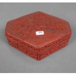DECKELDOSE / SCHATULLE in der Art einer Rotlackdose / box, China, 2. Hälfte 20, Jh.; Reliefdekor mit