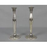 PAAR LEUCHTER / TISCHLEUCHTER / candle stands, versilbert, Mitte 20. Jh.; konischer Rundstand mit