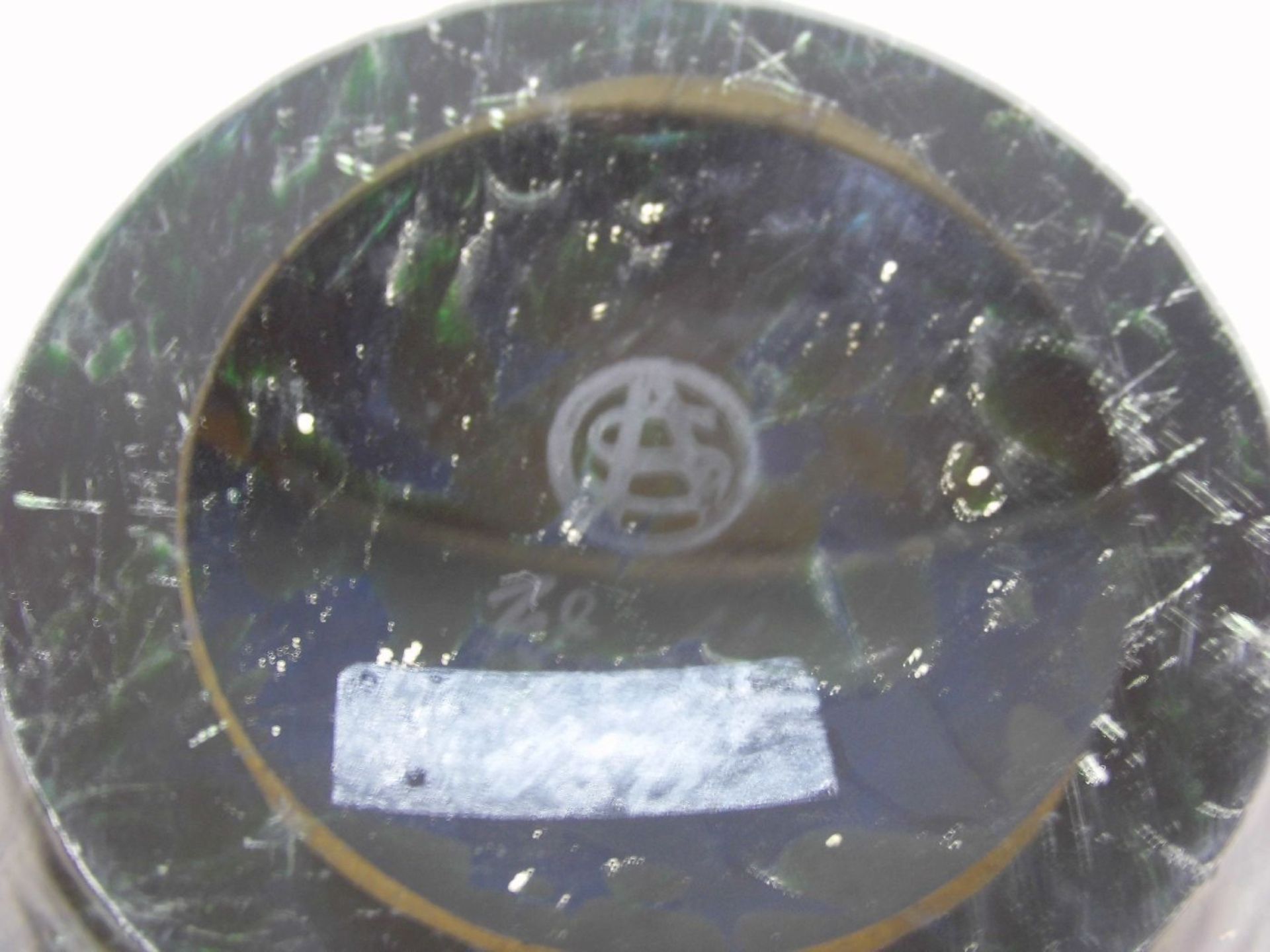 VASE / vase, dickwandiges blaues Glas mit grünen Pulvereinschmelzungen. Balusterform, reliefierte - Image 3 of 3