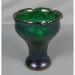 VASE / vase, dickwandiges grünes Glas mit grünen Pulvereinschmelzungen, reliefierte und lüstrierte