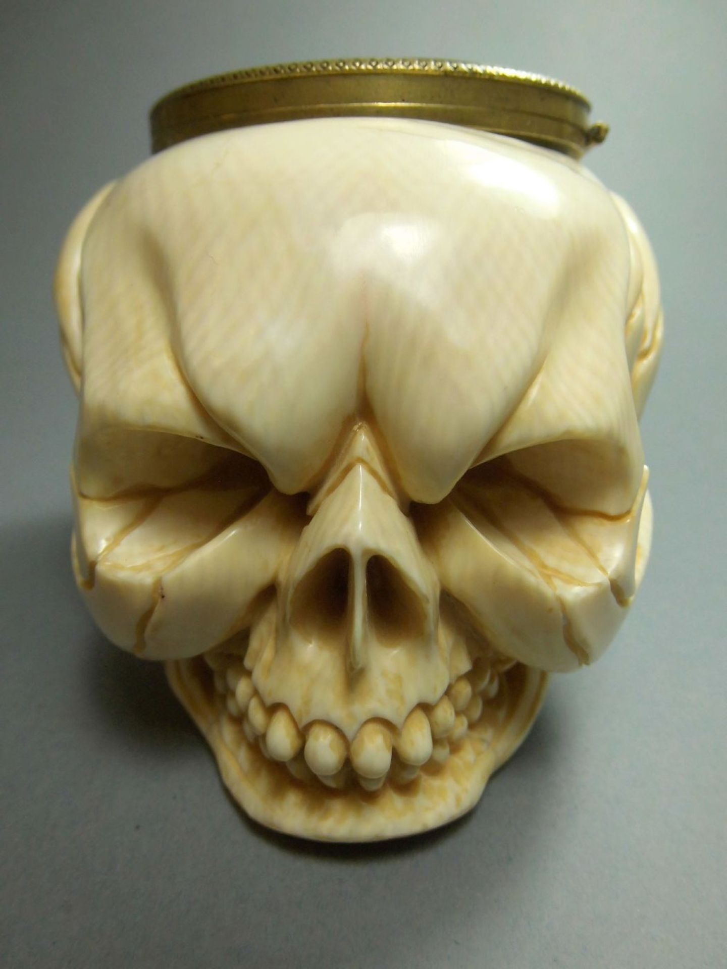 FIGÜRLICHE - MEMENTO MORI - UHR: ELFENBEIN - SCHÄDEL mit UHR / ivory skull. Stilisiert und gestaucht