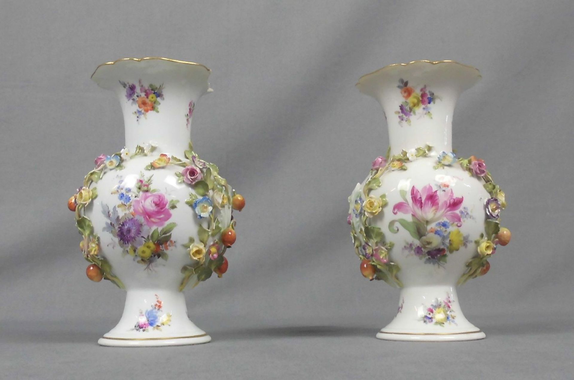 PAAR VASEN / pair of vases, Porzellan, Manufaktur Meissen, unterglasurblaue Knaufschwertermarke,