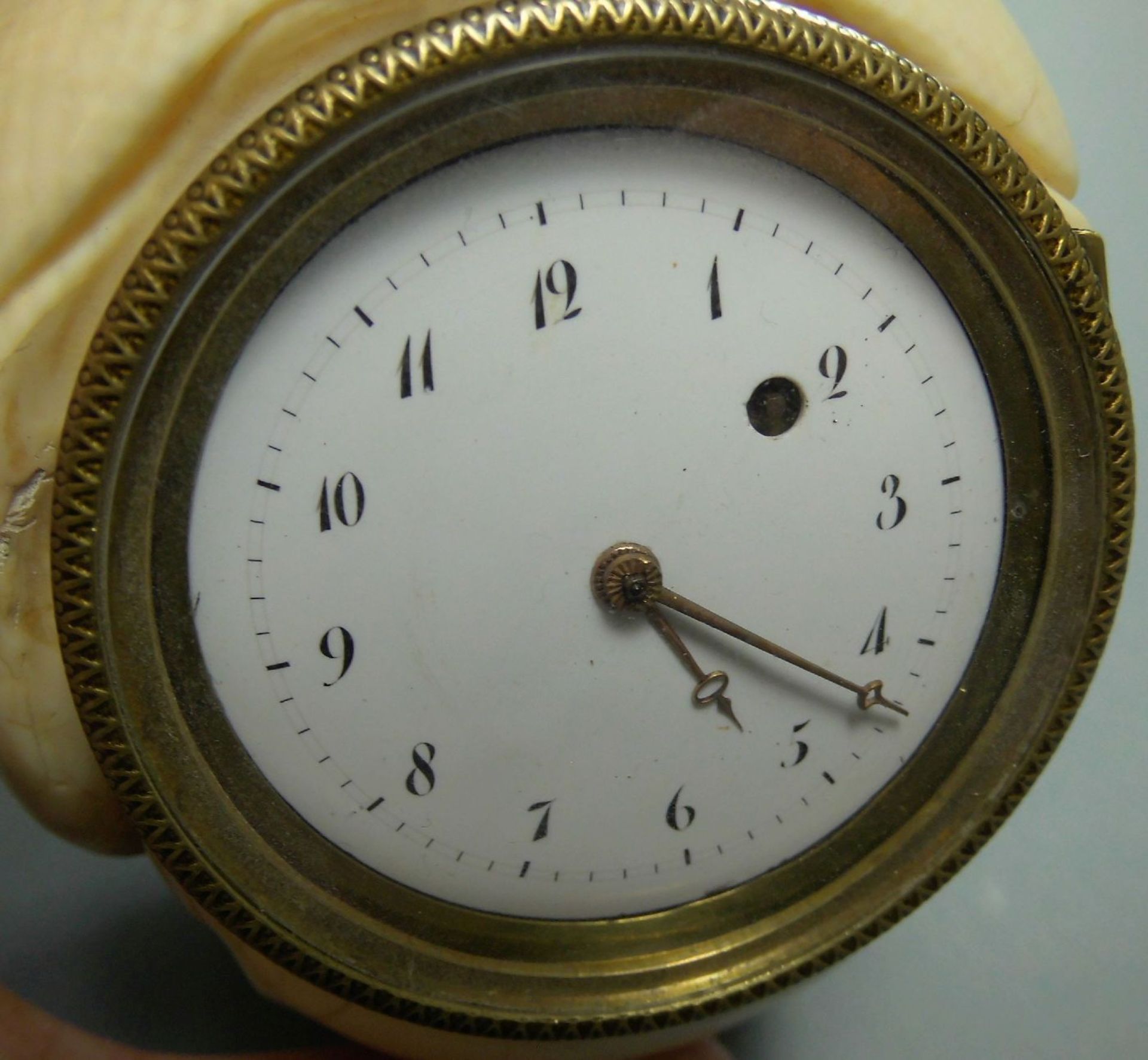 FIGÜRLICHE - MEMENTO MORI - UHR: ELFENBEIN - SCHÄDEL mit UHR / ivory skull. Stilisiert und gestaucht - Image 6 of 8