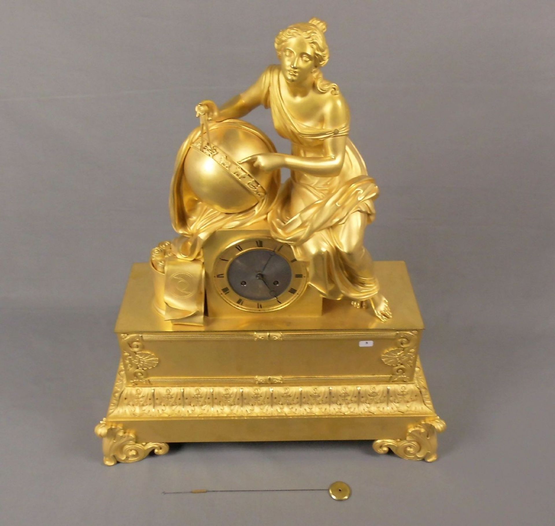 FIGÜRLICHE PRUNK - PENDULE "ALLEGORIE DER ASTRONOMIE" / fire place clock, Empire, Paris um 1820; das - Image 2 of 7