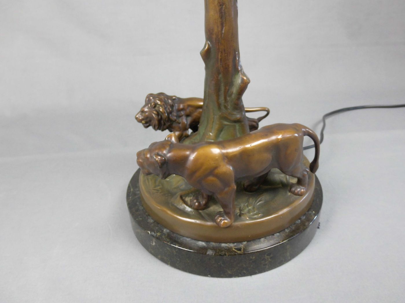 FIGÜRLICHE LAMPE: "Löwenpaar unter einem Baum" / lamp with lions, um 1900. Bronze auf Marmorstand, - Image 3 of 5