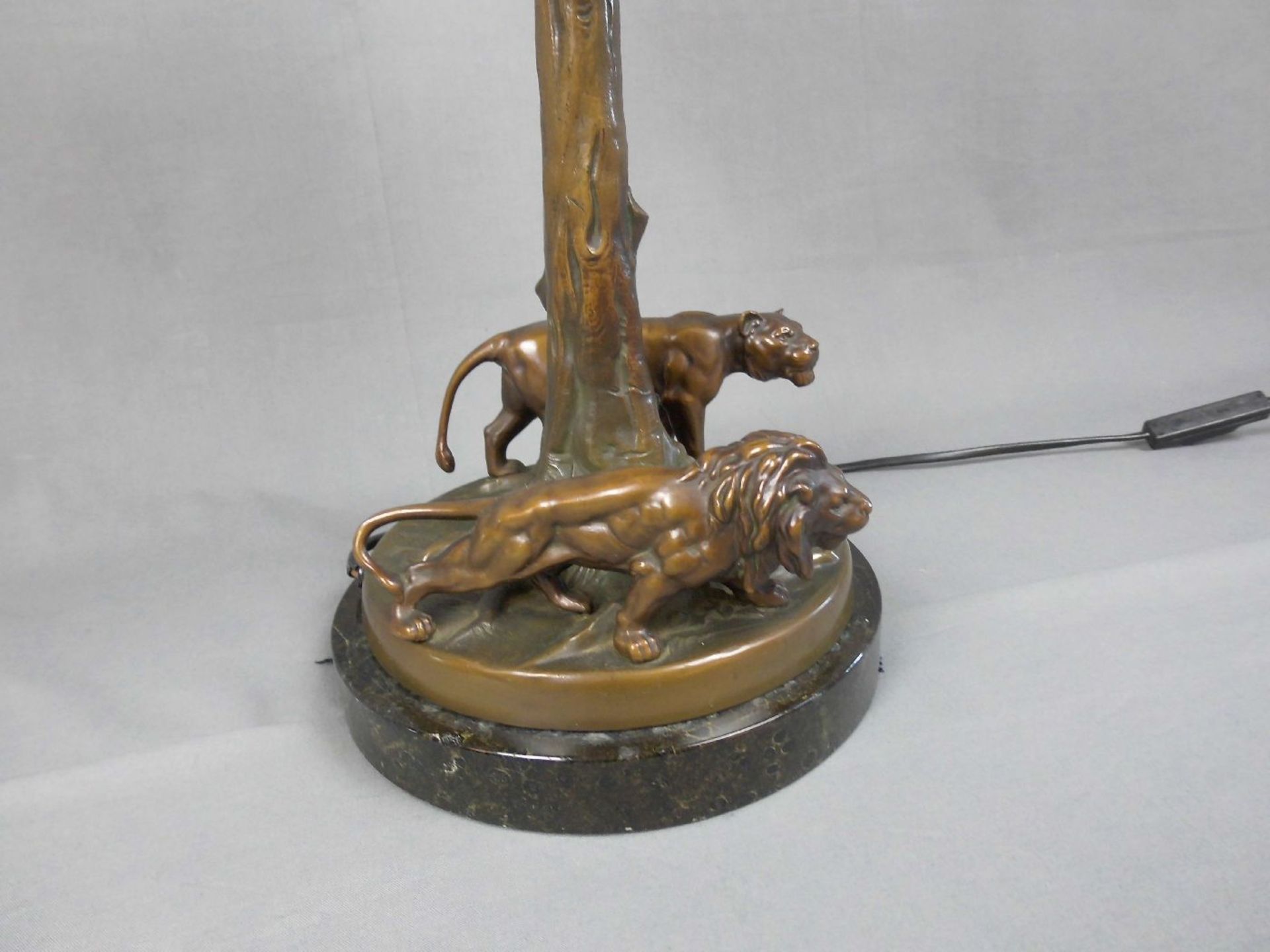 FIGÜRLICHE LAMPE: "Löwenpaar unter einem Baum" / lamp with lions, um 1900. Bronze auf Marmorstand, - Image 5 of 5