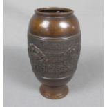 VASE / vase, Bronze, China (ungemarkt), Bronze, hellbraun patiniert. Balusterform, Wandung dekoriert