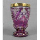 FAUSTBECHER / POKALGLAS / palm cup, Böhmen. Violett-rot überfangenes Glas mit Rundstand,