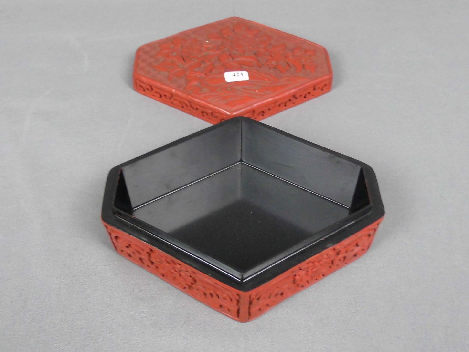 DECKELDOSE / SCHATULLE in der Art einer Rotlackdose / box, China, 2. Hälfte 20, Jh.; Reliefdekor mit - Image 2 of 3