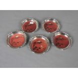 5 UNTERSETZER / drip mats, Jugendstil, um 1900. Keramikstand, rot glasiert und in Rot, Gelb und Gold