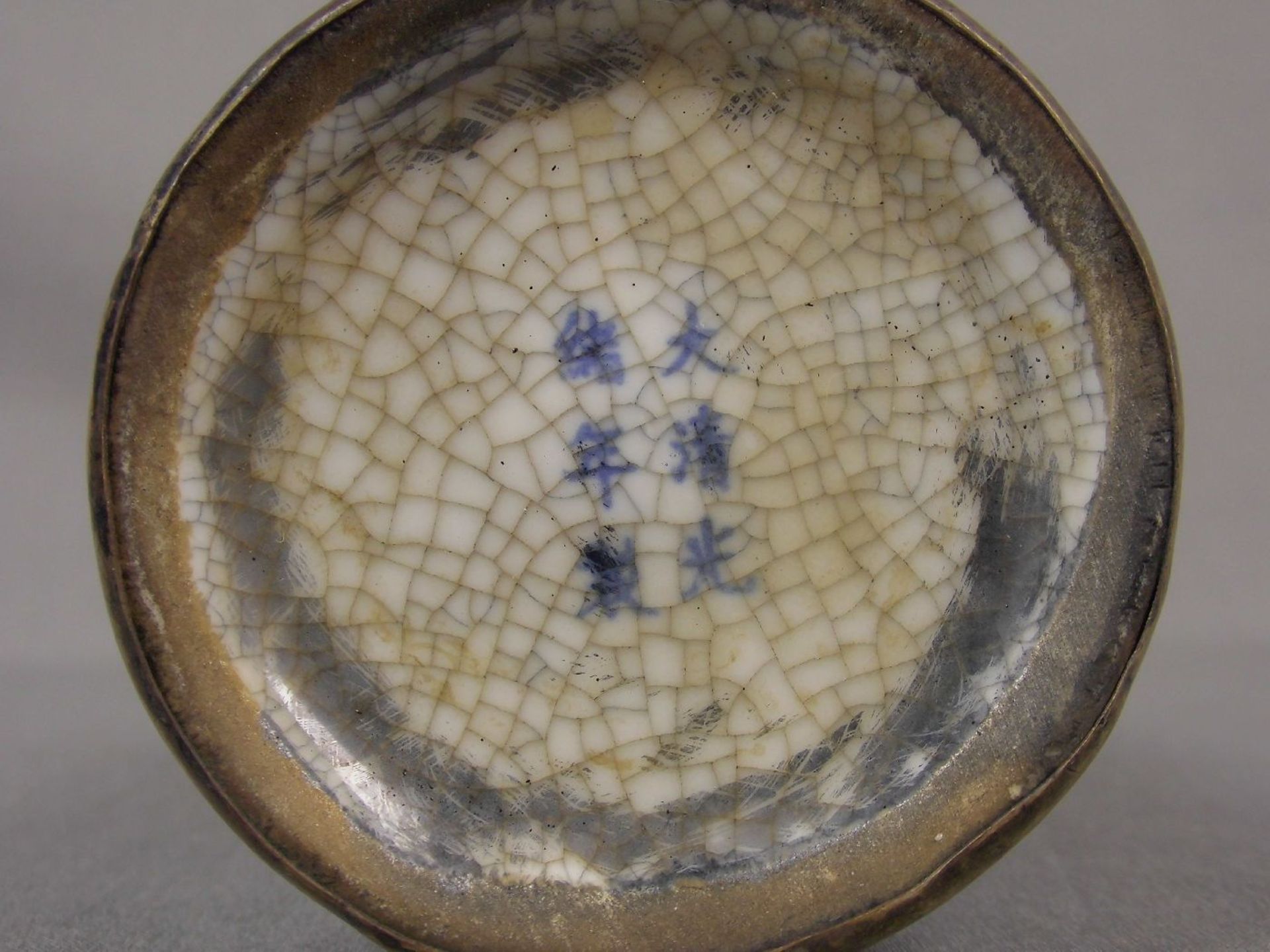 TEEDOSE / TEEGEFÄSS / tea caddy, Porzellan mit Metallmonturen, China, 2. Hälfte 20 Jh., unter dem - Image 4 of 4